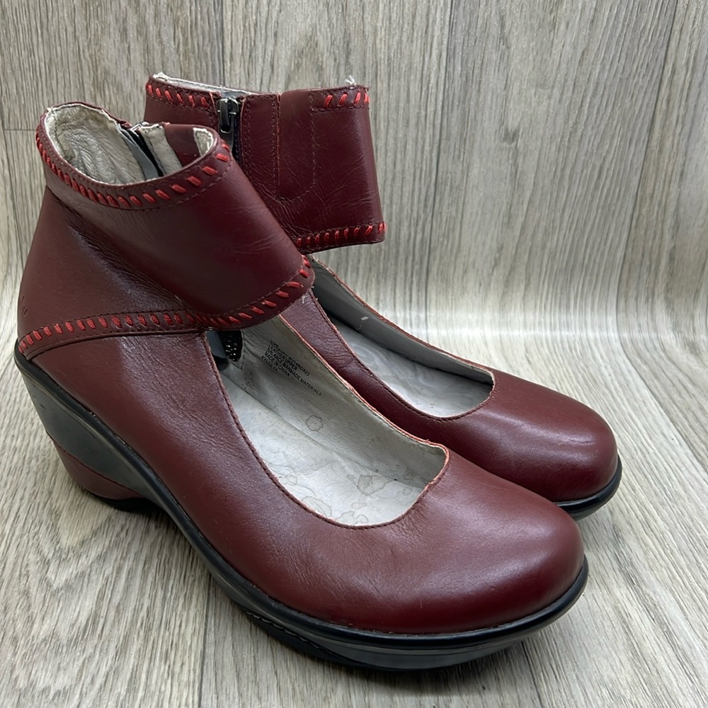 Jambu Women's Red Platform Shoes